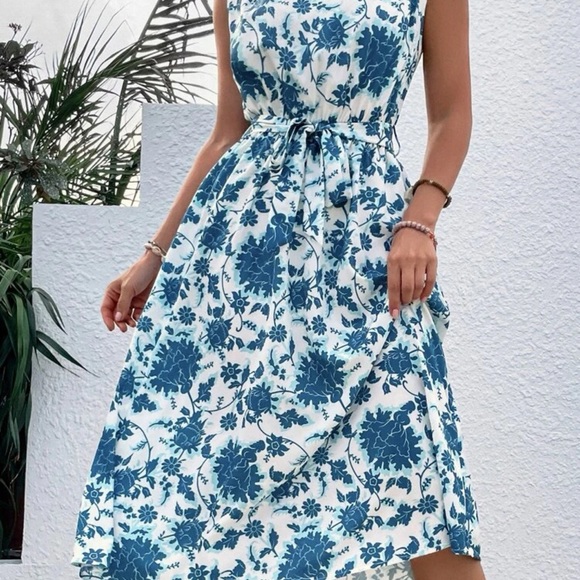 Sleeveless Floral Belted Dress - Picture 5 of 5